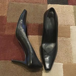 Black leather Kenneth Cole heels